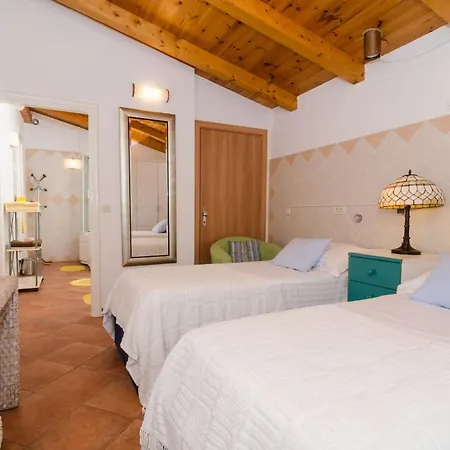 Villa Gemma - Four Bedroom With Terrace And Swimming Pool