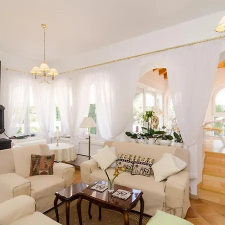 Gemma - Four Bedroom With Terrace And Swimming Pool