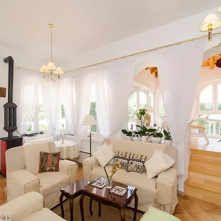 Gemma - Four Bedroom With Terrace And Swimming Pool