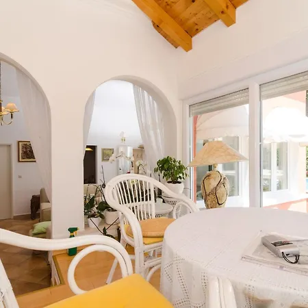 Villa Gemma - Four Bedroom With Terrace And Swimming Pool